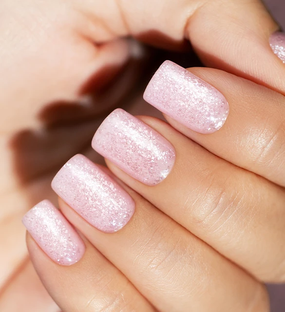 Różowy brokatowy manicure lakierem Victoria Vynn 477 Pink A'Colada 8 ml na kwadratowych paznokciach
