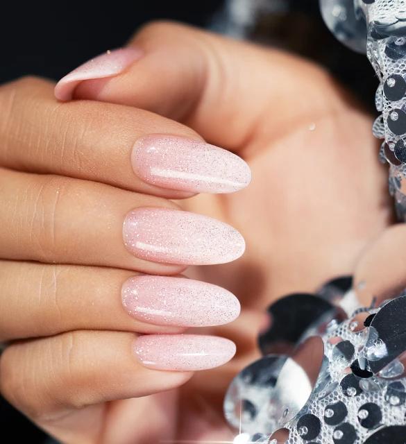 Lakier 476 Peach Star Martini z zestawu Victoria Vynn 5PACK Midnight Spritz, jasnoróżowy perłowy manicure na migdałowych paznokciach