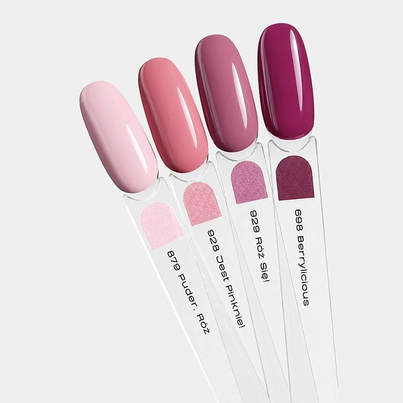 Elarto Lacogel Rosy Autumn, zestaw 4 lakierów hybrydowych 4 x 7 ml: cztery szklane patyczki z wymalowanymi paznokciami i podpisami 879 Puder, Róż, 928 Jest PINKnie!, 929 Róż się!, 698 Berrylicious, od pudrowego różu po jagodową czerwień.
