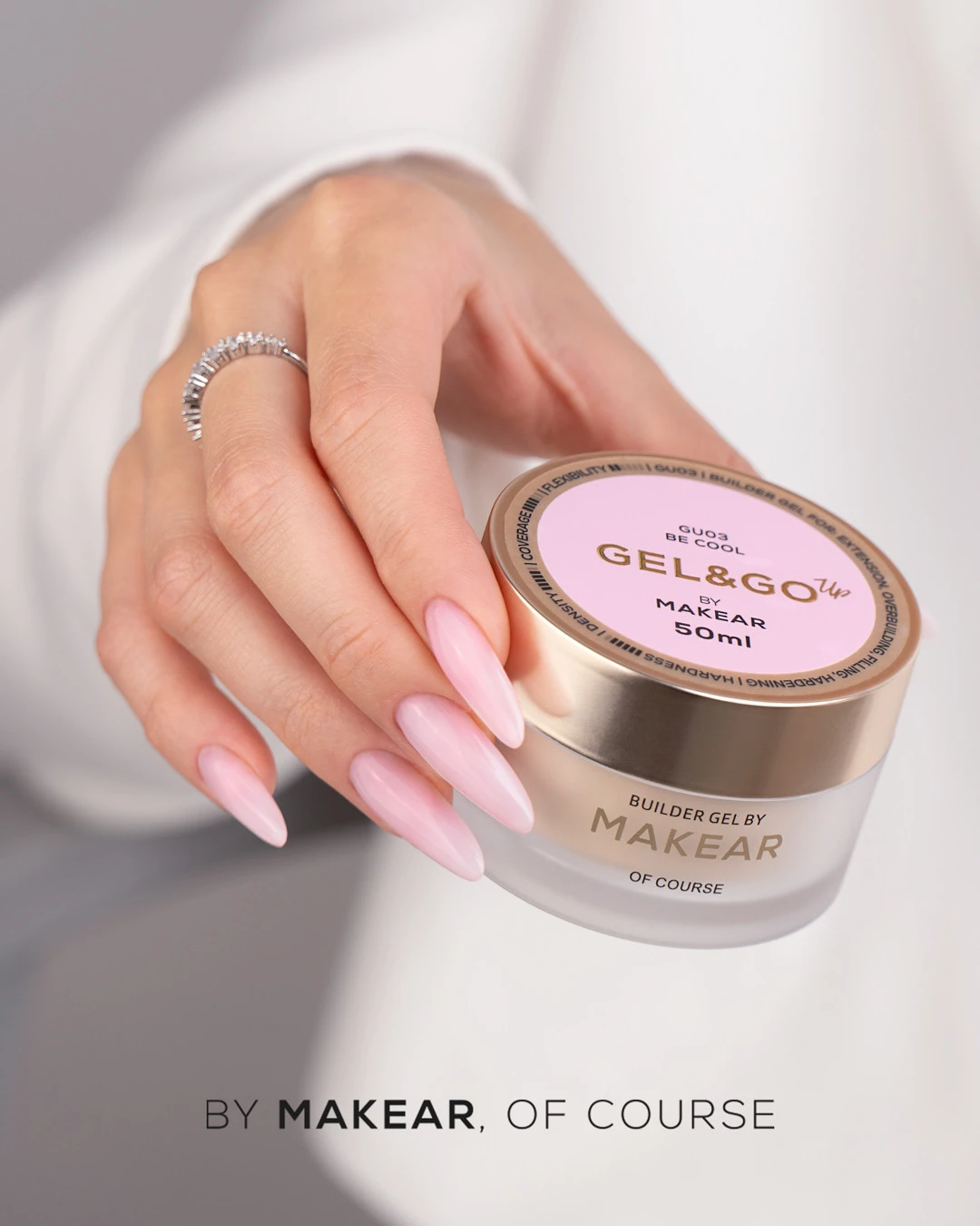 Sloiczek Makear zelu budujacego Be Cool 50 ml trzymany w dloni z paznokciami w mlecznym rozu