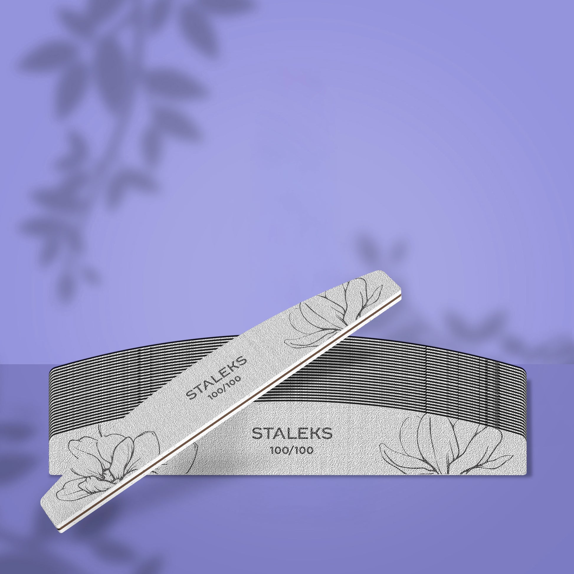 Staleks EXPERT NFE-40 pilnik mineralny półksiężyc 100/100, dwa pilniki na liliowym tle z cieniem liści
