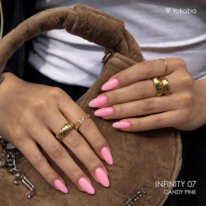 Migdałowe paznokcie pomalowane lakierem Yokaba Infinity 07 Candy Pink