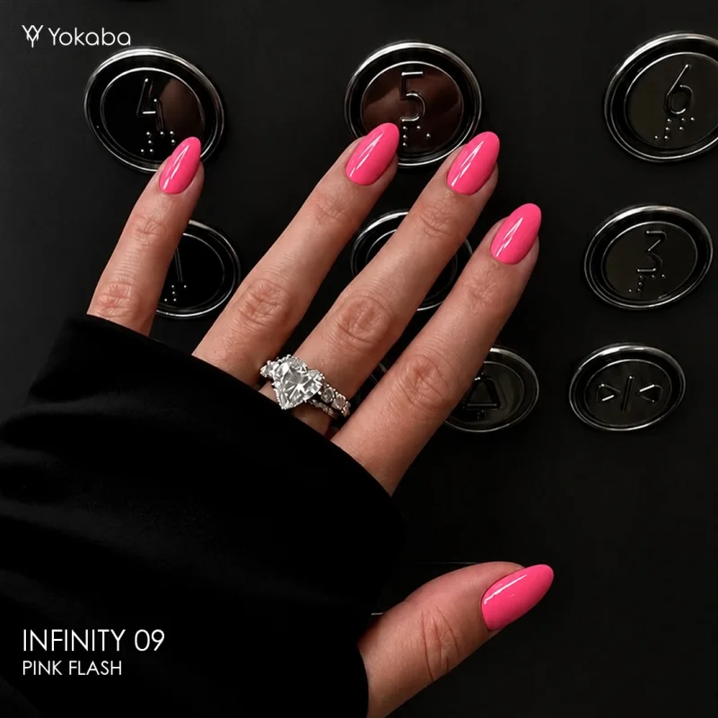Migdałowe paznokcie pomalowane lakierem Yokaba Infinity 09 Pink Flash