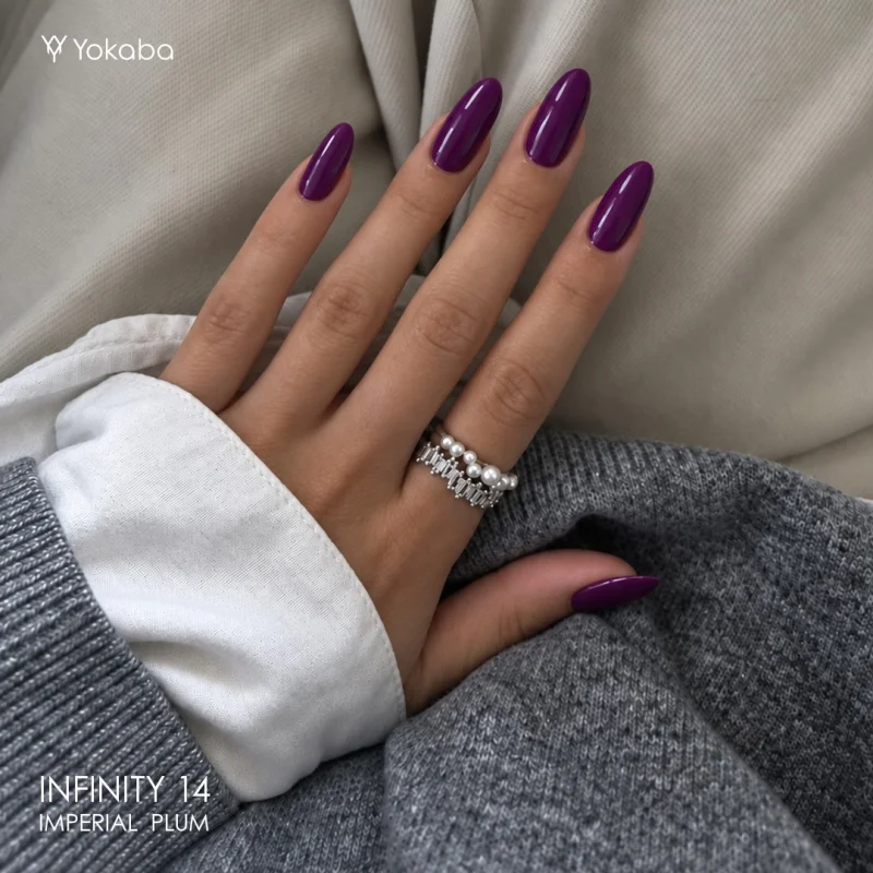 Migdałowe paznokcie pomalowane lakierem Yokaba Infinity 14 Imperial Plum