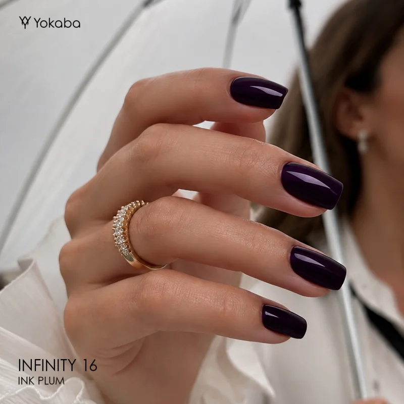 Kwadratowe paznokcie pomalowane lakierem Yokaba Infinity 16 Ink Plum