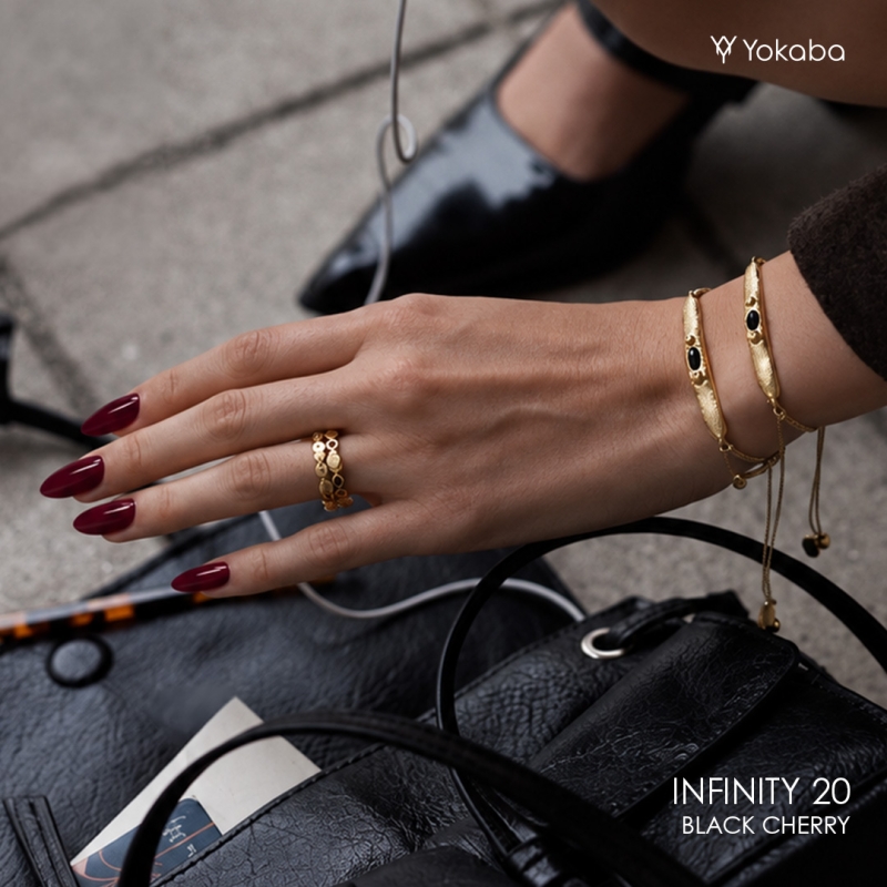 Migdałowe paznokcie pomalowane lakierem Yokaba Infinity 20 Black Cherry