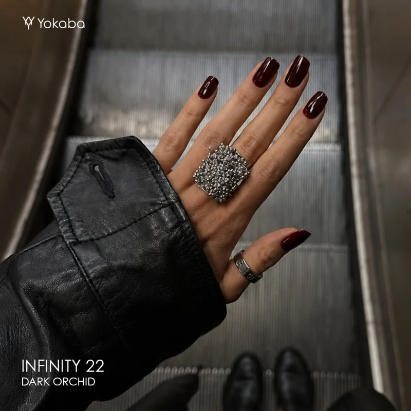 Kwadratowe paznokcie pomalowane lakierem Yokaba Infinity 22 Dark Orchid