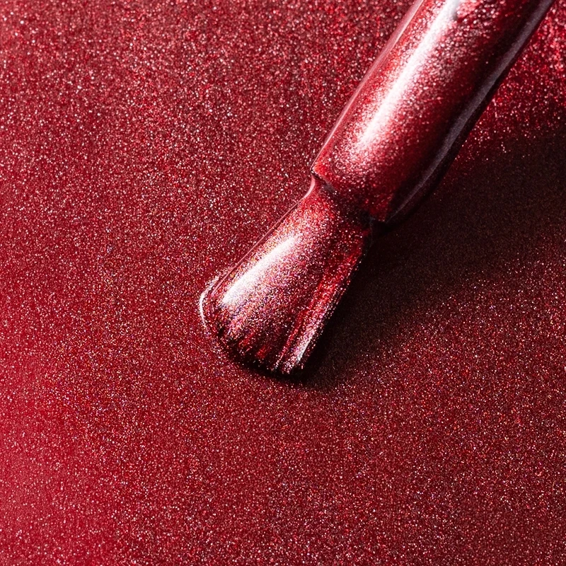 Lakier do stempli Elarto Stamp Nail Polish Ruby Shimmer 7 ml, rubinowy, zbliżenie pędzelka na drobinkach shimmer