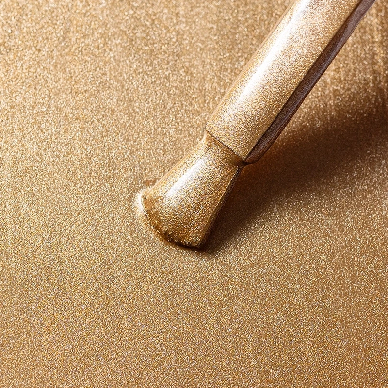 Lakier do stempli Elarto Stamp Nail Polish Champagne Shimmer 7 ml, szampański, zbliżenie pędzelka na drobinkach shimmer