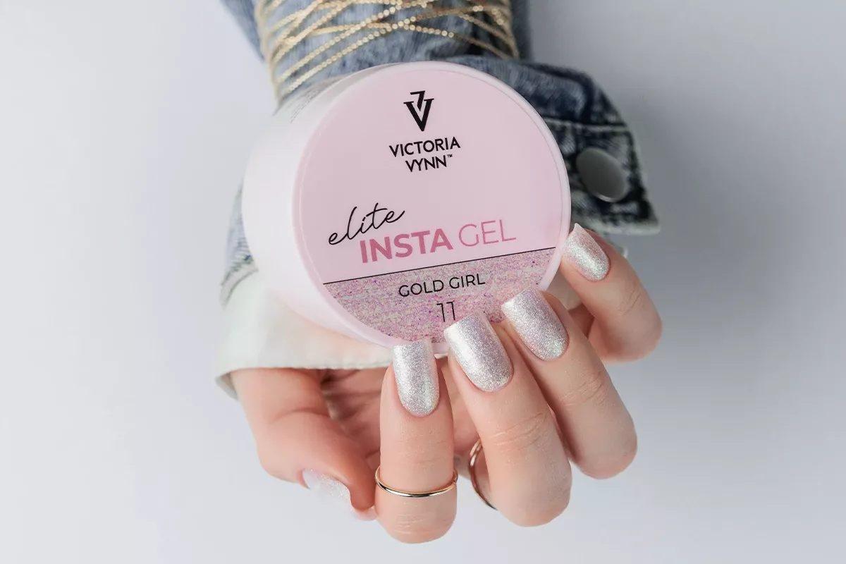 INSTA GEL 11 Gold Girl - stylizacja paznokci w odcieniu Gold Girl i słoiczek żelu budującego Victoria Vynn w dłoni