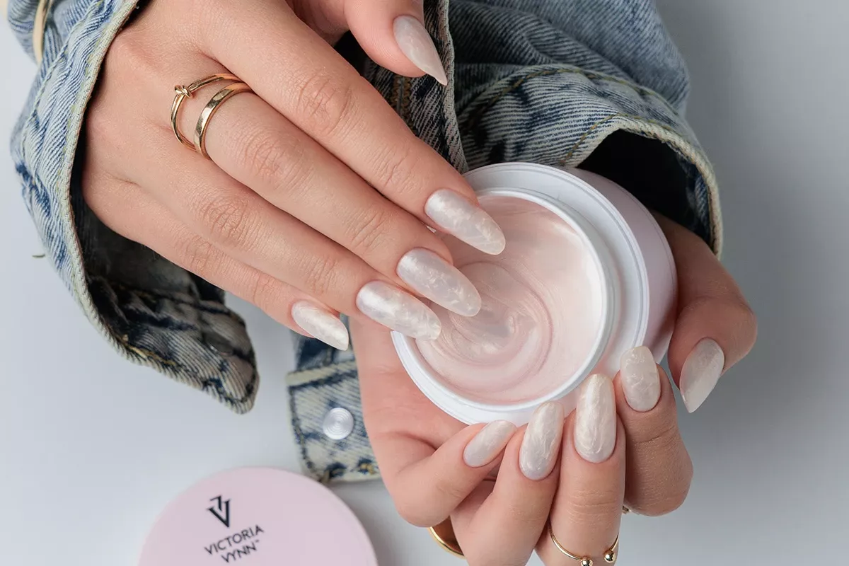 INSTA GEL 14 Pearly Crush - perłowa stylizacja paznokci i otwarty słoiczek żelu budującego Victoria Vynn