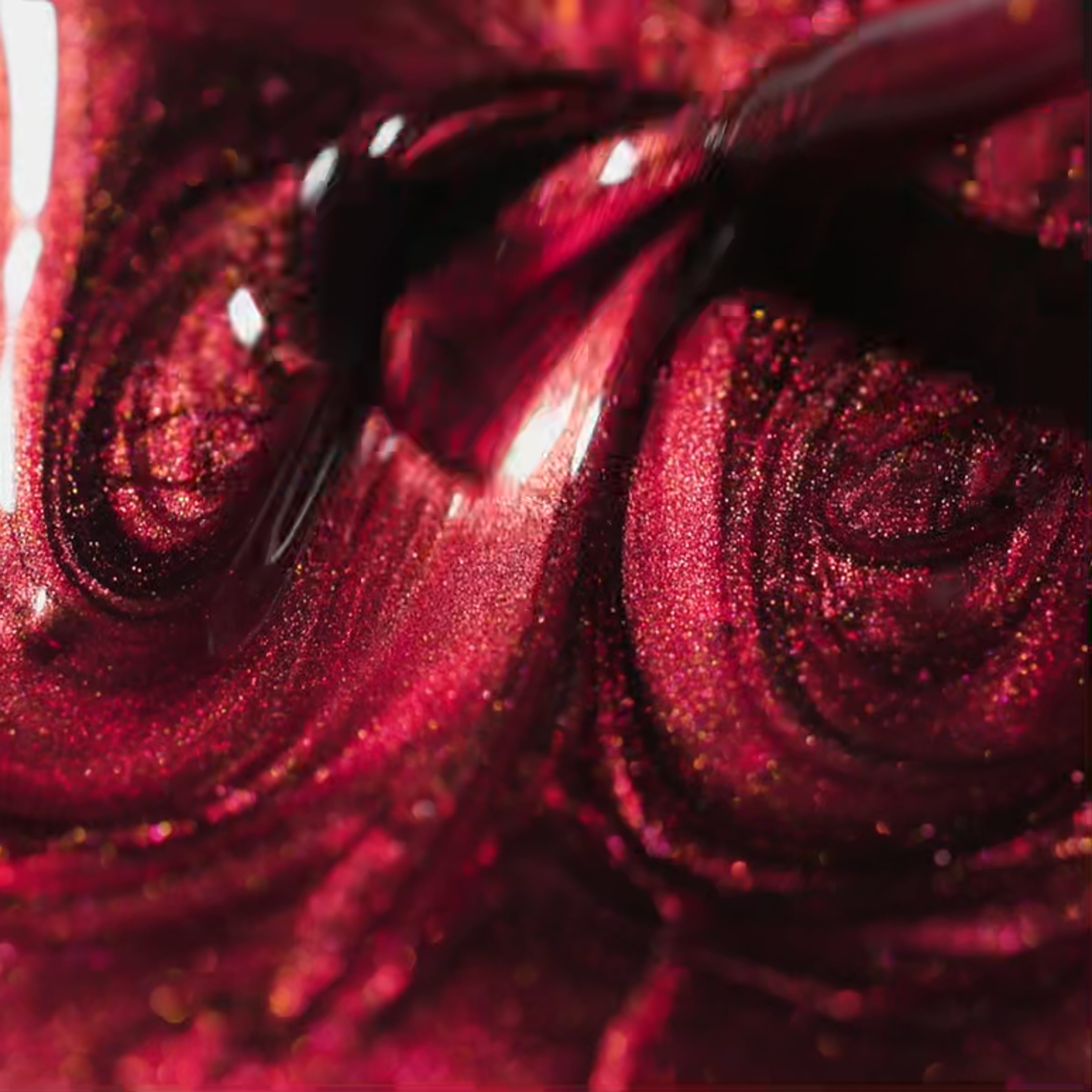 Tekstura lakieru hybrydowego Victoria Vynn 479 Cat Eye Velvet Ruby 8 ml, głęboka czerwień z lśniącymi drobinami w zbliżeniu