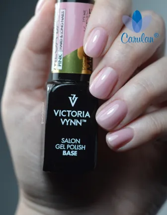 Mega Base Pink 8 ml - dłoń trzymająca flakon Victoria Vynn, różowy manicure na naturalnych paznokciach, wyraźne krycie koloru