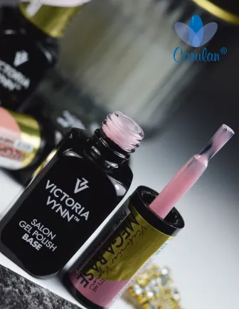 Mega Base Pink 8 ml - otwarty flakon Victoria Vynn z pędzelkiem pokrytym różową masą bazy, ujęcie zbliżeniowe aplikatora