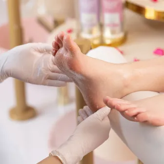 Foot Scraper 200 g - peeling do stóp z masłem shea i kompleksem olejów